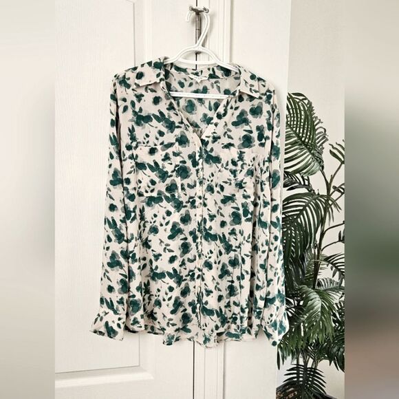 Maurices Tops - 💝Floral Green and White Women's Top